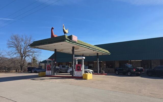 Near Davis, This Oklahoma Roadside Stand Drops Your Peach Fried Pie In The Fryer Only After You Order