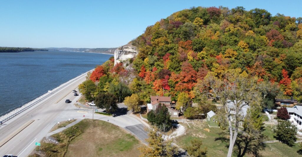This Mississippi River Town in Illinois Feels Like Stepping Into a Time Capsule