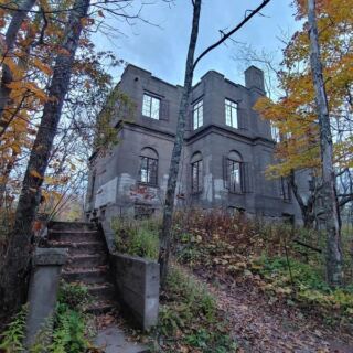 8 Upstate New York Trails Where Crumbling Ruins Turn Up Between The Trees This Fall