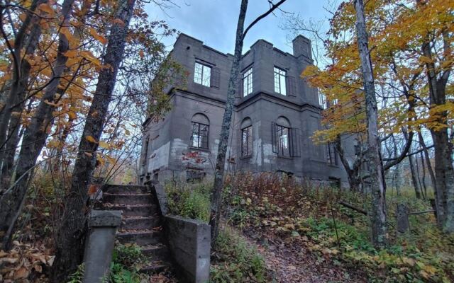 8 Upstate New York Trails Where Crumbling Ruins Turn Up Between The Trees This Fall