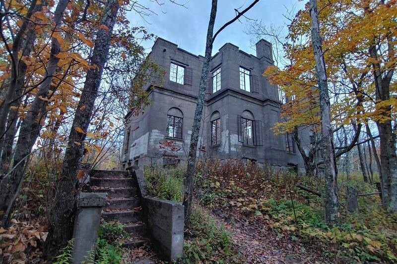 8 Upstate New York Trails Where Crumbling Ruins Turn Up Between The Trees This Fall