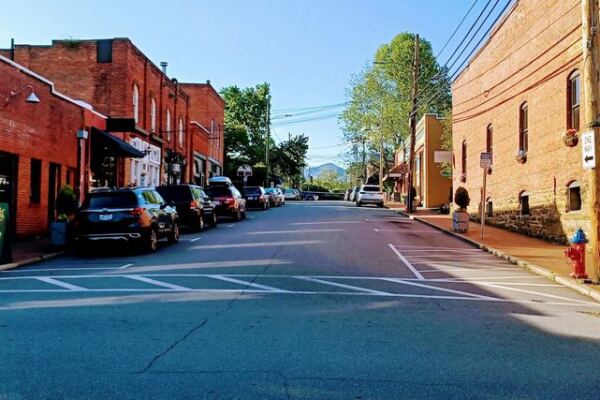 The North Carolina Mountain Town Near Asheville That Feels Like A Hallmark Movie Set