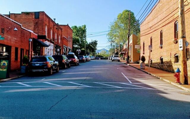 The North Carolina Mountain Town Near Asheville That Feels Like A Hallmark Movie Set