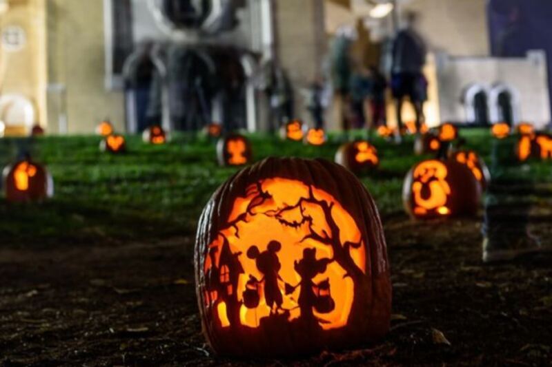 This Ohio Neighborhood Glows With Nearly 1,000 Hand-Carved Pumpkins For Two Magical Nights