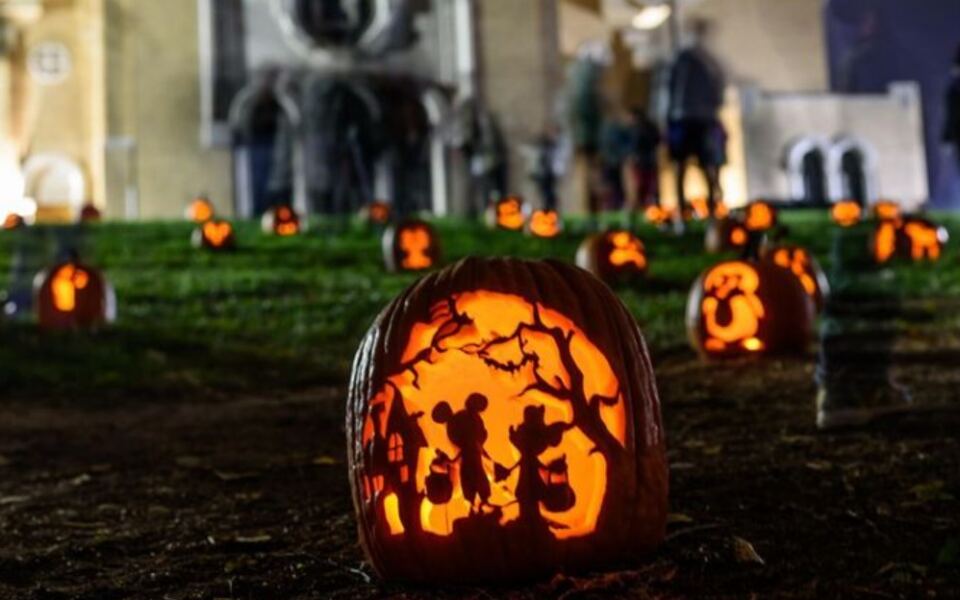 This Ohio Neighborhood Glows With Nearly 1,000 Hand-Carved Pumpkins For Two Magical Nights