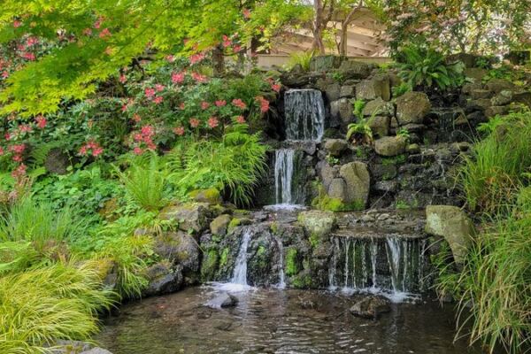 This Oregon Garden Earned a Spot Among America’s Best, With Waterfalls Tucked Along Its Winding Paths
