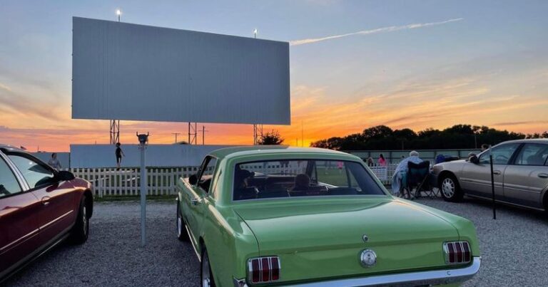 These 8 Illinois Drive-Ins Keep The Old-School Movie Night Alive Under The Stars