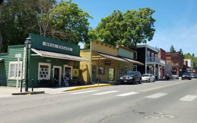This Walkable Oregon River Town Feels Like Stepping Into the 1890s Every Time You Park the Car