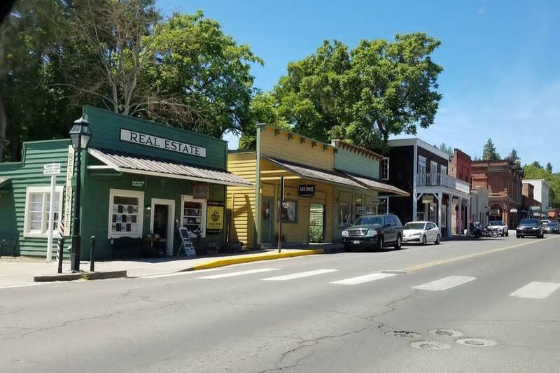 This Walkable Oregon River Town Feels Like Stepping Into the 1890s Every Time You Park the Car