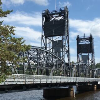 Longtime Locals Say This Charming Minnesota River Town Has Been Swallowed By Tourists