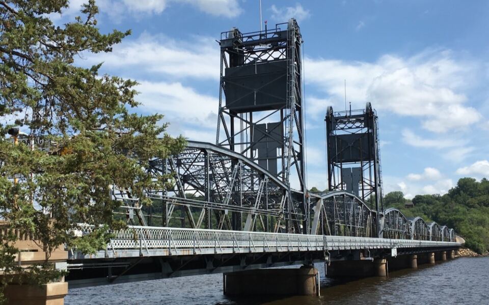 Longtime Locals Say This Charming Minnesota River Town Has Been Swallowed By Tourists