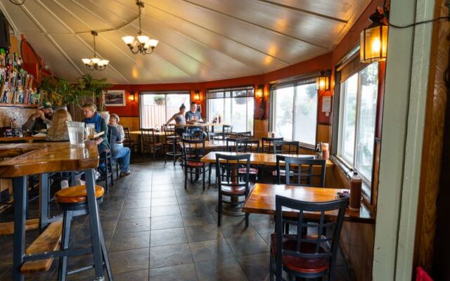 11 Oregon Hole-in-the-Wall Spots Locals Quietly Hope You Never Hear About