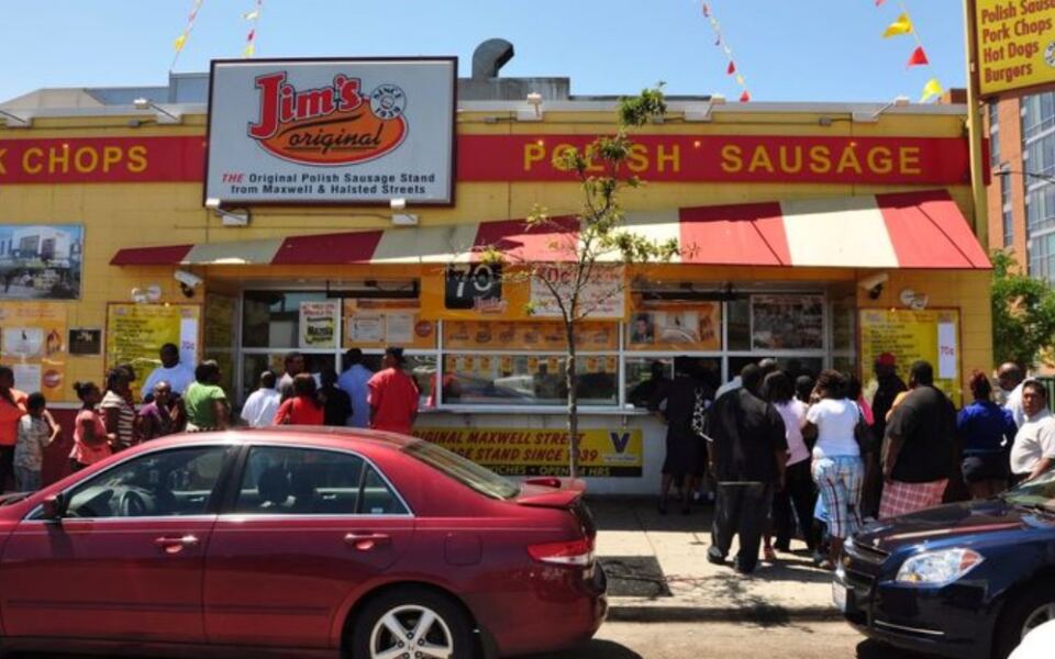 This Hole-in-the-Wall Illinois Hot Dog Spot Has a Cult Following and Is Worth the Visit