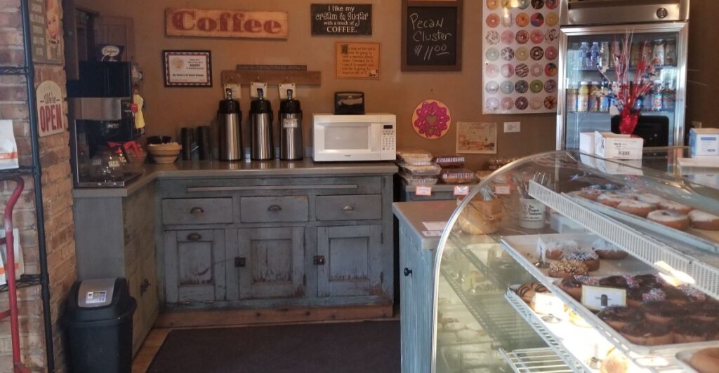 This Family-Run Illinois Donut Shop Serves Fresh Donuts Until Noon, If They Last That Long