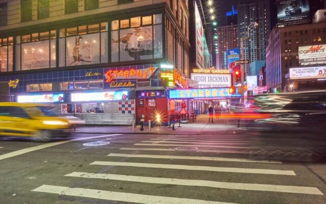 This New York Diner Has Let Its Waitstaff Break Into Broadway Songs Between Orders Since 1955