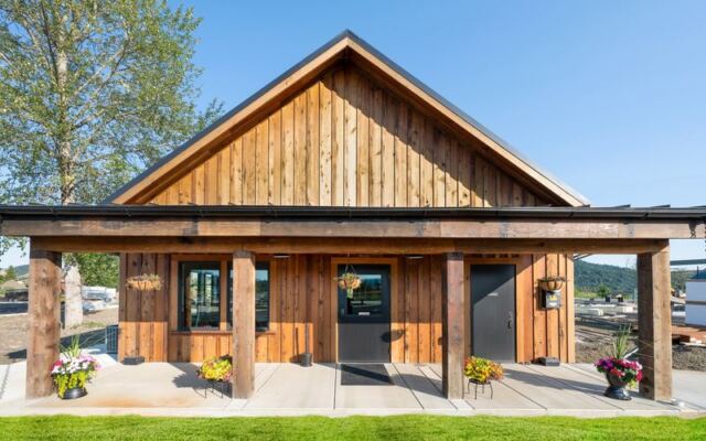 This Oregon Golf Course Was Once a Gravel Mine – Now It’s Home to the State’s Largest Lazy River Pool