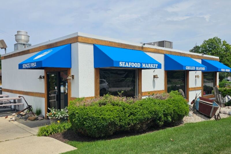 9 Old-School Illinois Fish Fry Spots Where Friday Dinner Won’t Break the Bank