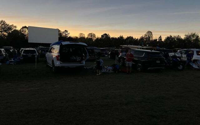 This Arkansas Drive-In Theatre Brings Back An Old-Fashioned Movie Night Under The Stars