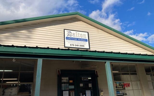 5 Arkansas Country Markets Where Amish And Mennonite Bread Is Worth Clearing Cooler Space