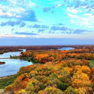 8 Easy Illinois Lakeside Trails Where Fall Colors Reflect Beautifully Off the Water