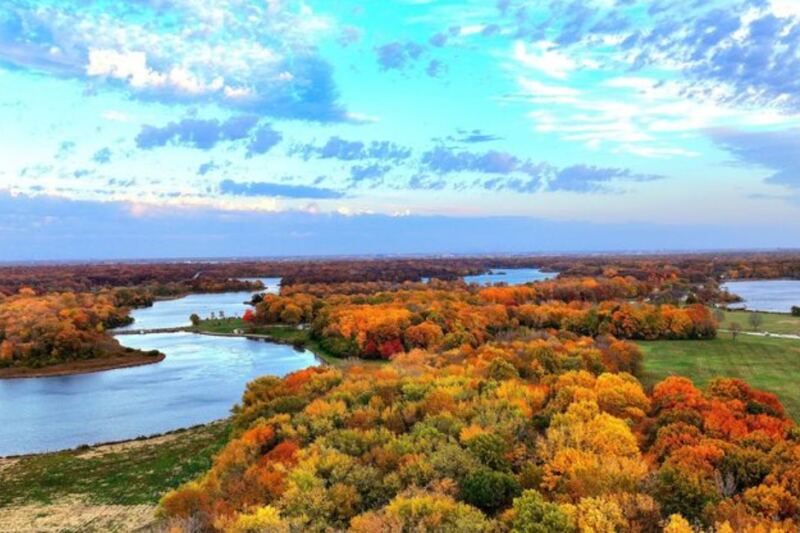 8 Easy Illinois Lakeside Trails Where Fall Colors Reflect Beautifully Off the Water