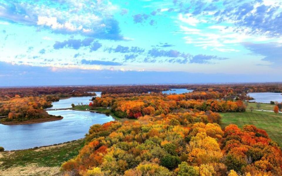 8 Easy Illinois Lakeside Trails Where Fall Colors Reflect Beautifully Off the Water