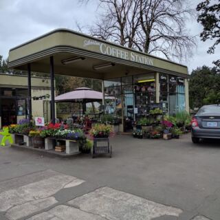 There’s a Quirky Vintage Town in Oregon Where Every Block Is Made for Wandering on Foot