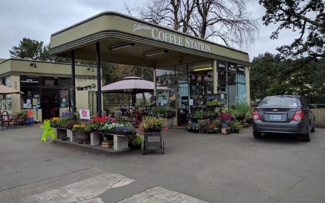 There’s a Quirky Vintage Town in Oregon Where Every Block Is Made for Wandering on Foot