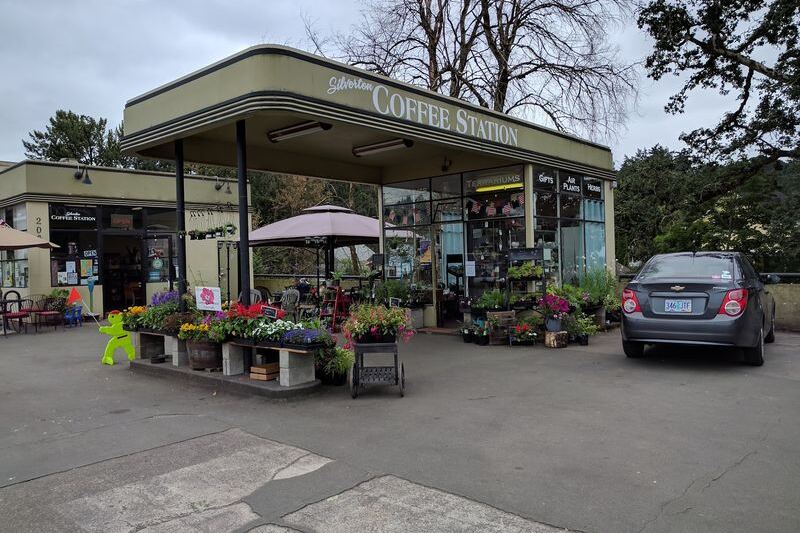 There’s a Quirky Vintage Town in Oregon Where Every Block Is Made for Wandering on Foot