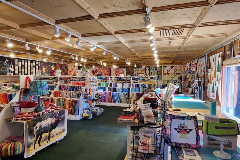 7 Rare Colorado Quilt Shops Where Quilters Dig Through Shelves Of Hard-To-Find Prints