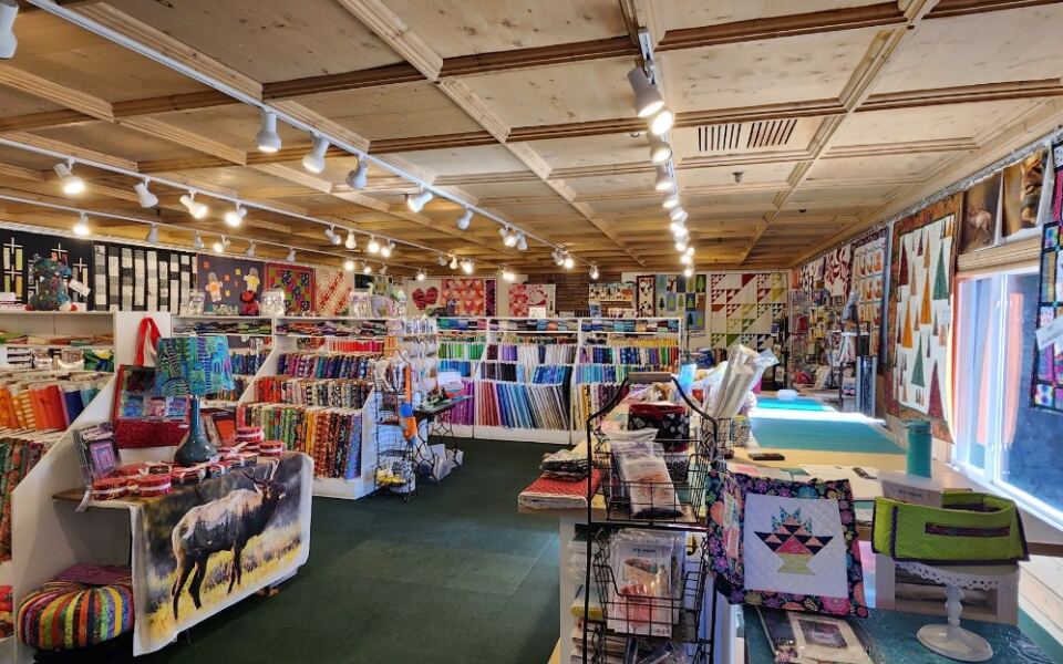 7 Rare Colorado Quilt Shops Where Quilters Dig Through Shelves Of Hard-To-Find Prints
