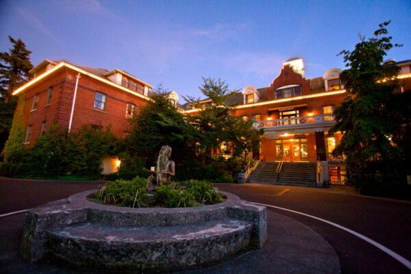 This Historic Oregon Estate Became a Hotel Where the Whole Grounds Feel Like a Vacation