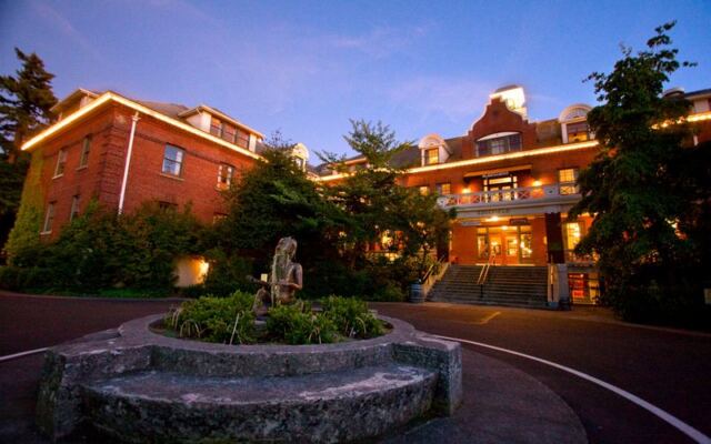 This Historic Oregon Estate Became a Hotel Where the Whole Grounds Feel Like a Vacation