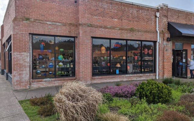 This Oregon Glass Studio Lets You Blow Your Own Ornament and Watch the Colors Swirl to Life