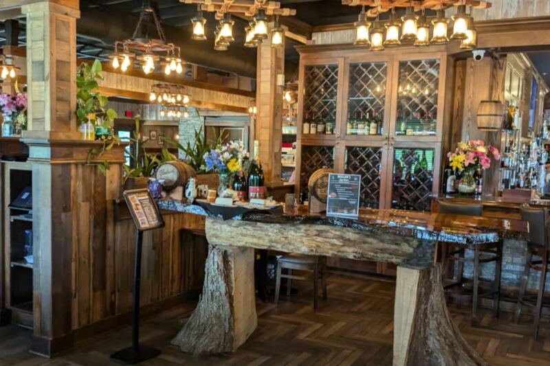 This Unassuming Illinois Restaurant Serves Steaks So Good They’re Worth the Drive