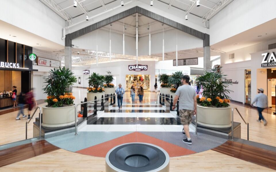 This Massive Illinois Outlet Mall Is So Big Families Spend an Entire Day Exploring It