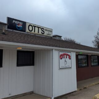 This Unassuming Illinois Diner Serves Biscuits and Gravy You Won’t Soon Forget