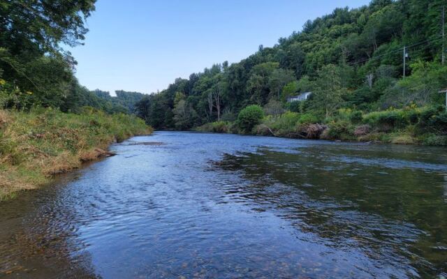 Skip The Boone Crowds Because This Nearby North Carolina Town Has All The Mountain Charm