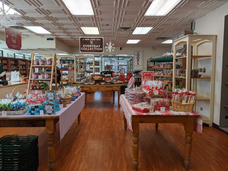 Long Grove Confectionery Outlet & Tour Long Grove Confectionery Outlet & Tour