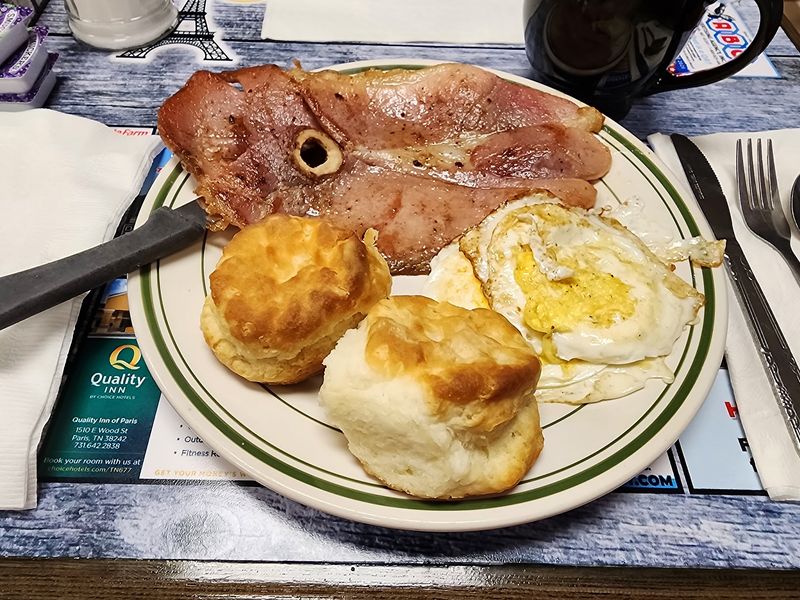 Breakfast Starts Early At This Tennessee Favorite