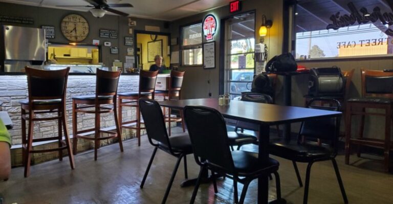 Locals Want To Keep This Hidden Tennessee Restaurant All To Themselves