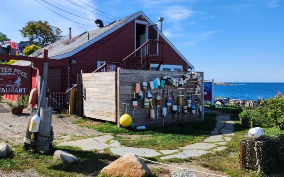 Massachusetts Locals Know Better Than To Visit These 11 Seaside Restaurants On Weekends