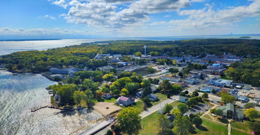 One Of The Most Relaxed Lakeside Towns In The Midwest Is Hiding In Ohio