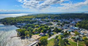 One Of The Most Relaxed Lakeside Towns In The Midwest Is Hiding In Ohio