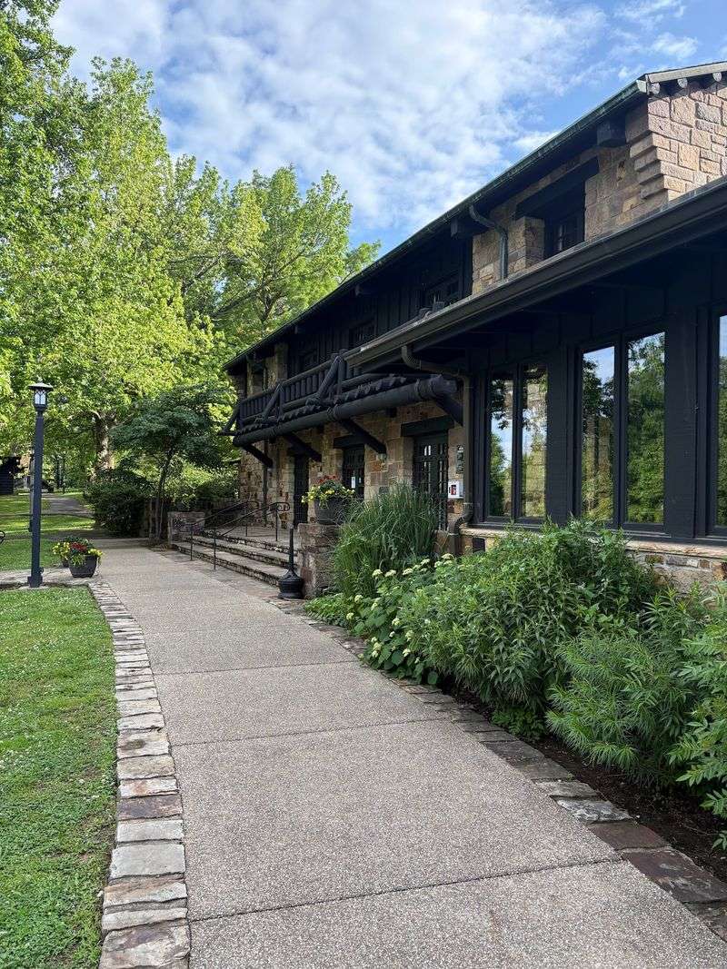 Giant City Lodge