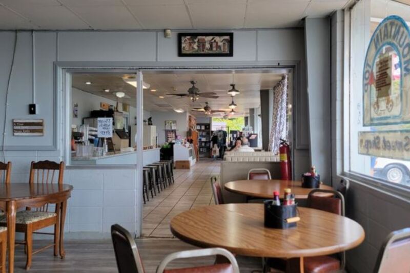 Road Trippers Say These 10 Tennessee Roadside Restaurants Are Worth Pulling Over For