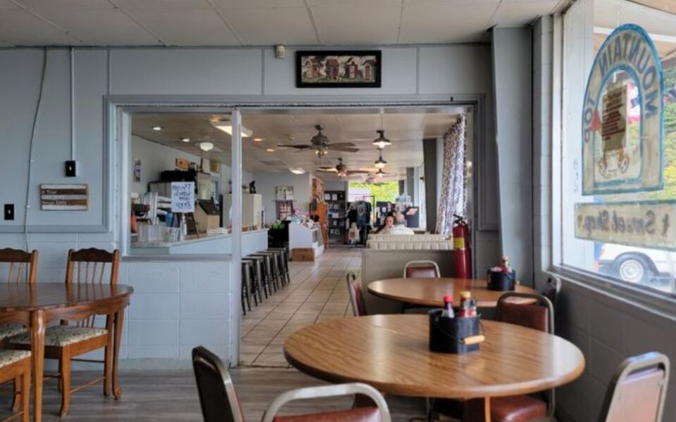 Road Trippers Say These 10 Tennessee Roadside Restaurants Are Worth Pulling Over For