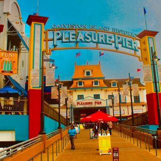 This Texas Pier Park Feels Like An Old-Fashioned Beach Boardwalk Straight Out Of A Movie