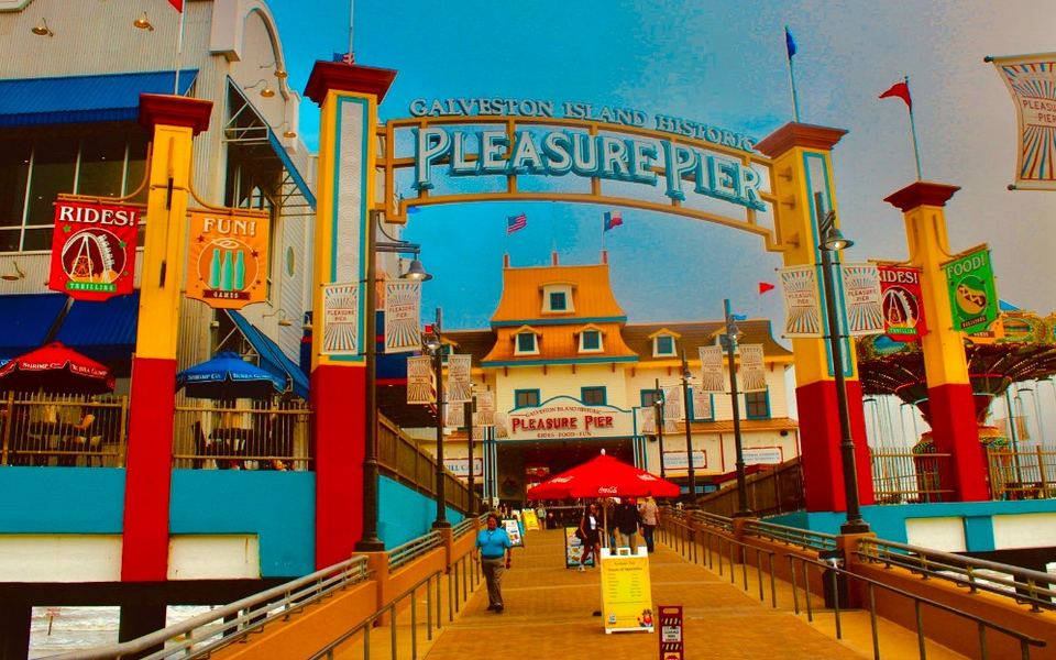 This Texas Pier Park Feels Like An Old-Fashioned Beach Boardwalk Straight Out Of A Movie