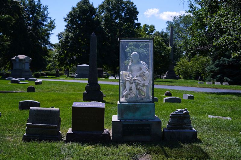 The Little Girl In The Glass Box Has A Big Mystery The Little Girl In The Glass Box Has A Big Mystery